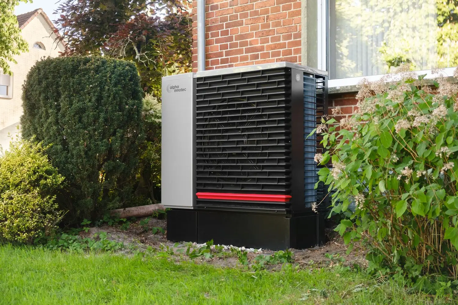 Bomba de calor de aerotermia instalada en el jardín de una vivienda unifamiliar
