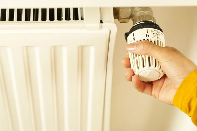 Ajuste del termostato de la calefacción del hogar