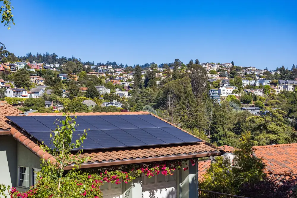 Placas solares fotovoltaicas instaladas en el tejado de una vivienda